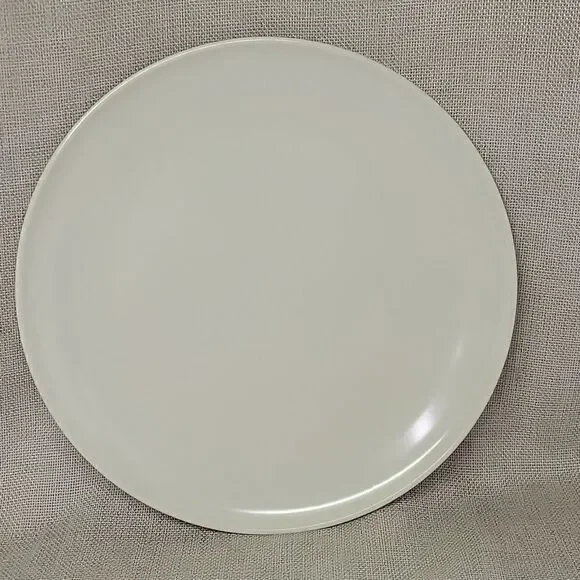 Vtg.6pc. Watertown Lifetime ware melmac 10 "white dinner plates. - Picture 2 of 4